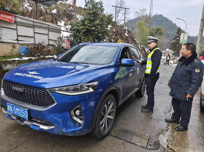 1月26日，梨溪口鄉(xiāng)綜合行政執(zhí)法隊同片區(qū)派出所開展聯(lián)合執(zhí)勤，對騎乘摩托車不佩戴安全頭盔，無牌無證、駕駛轎車不系安全帶等違法行為開展勸導(dǎo)和查處。 (4)